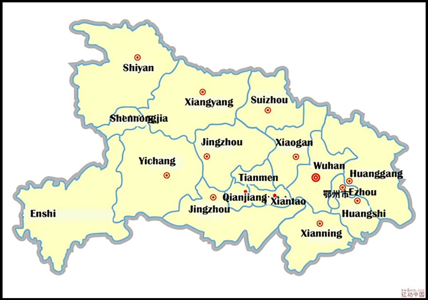 Provincie Hubei. Hlavní město Wuhan se nachází ve východní centrální Číně a Shiyan se nachází na severozápadě.