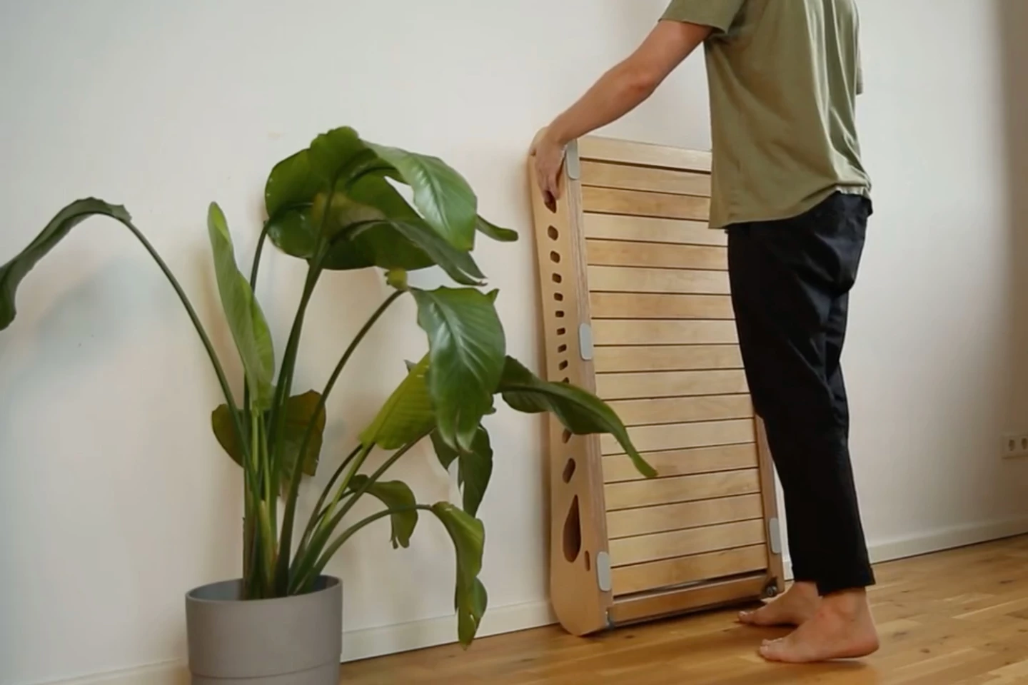 Zařízení lze převrátit na kolečka a uložit ke zdi, když se nepoužívá