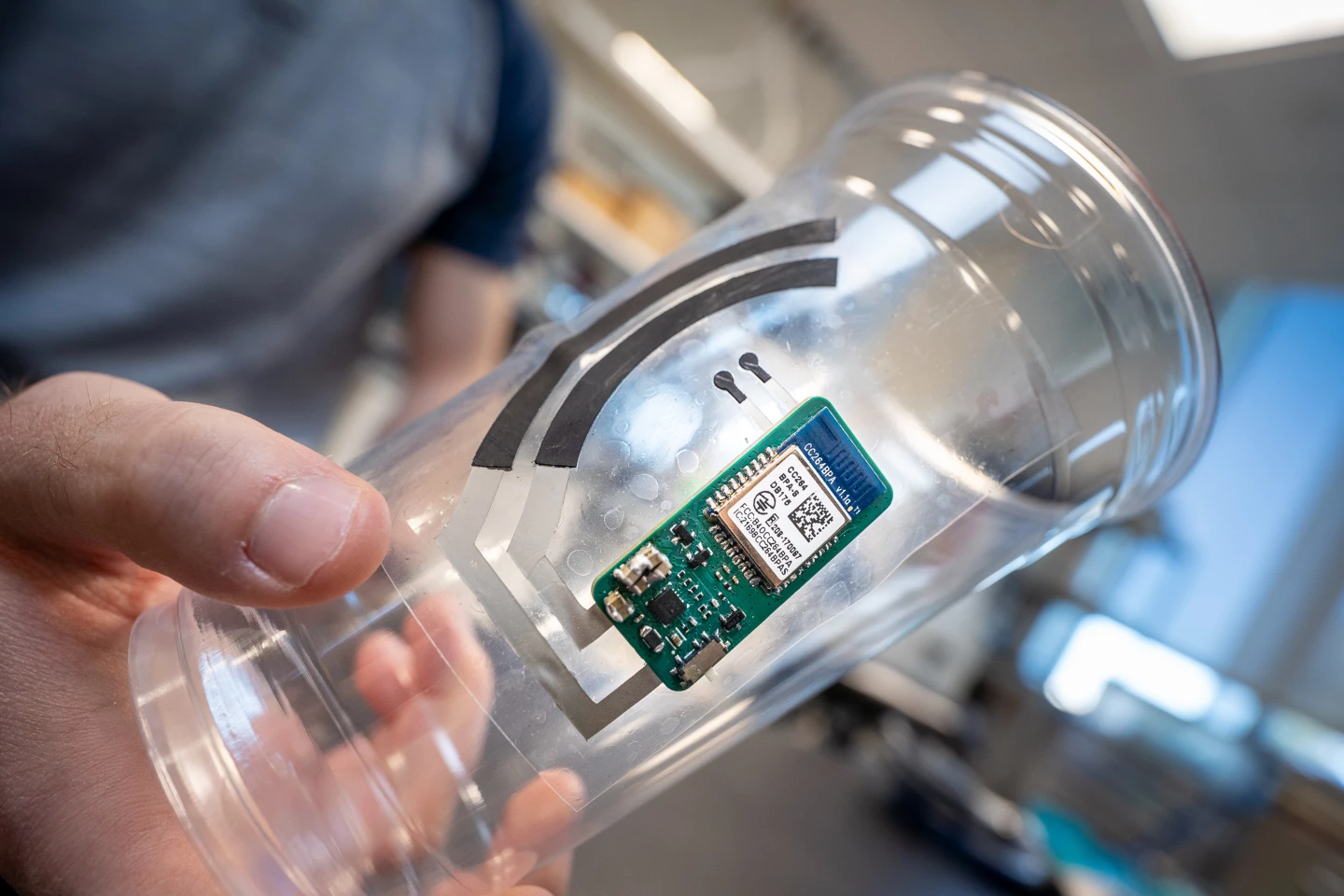 Samolepku lze aplikovat na jakýkoli typ kelímku