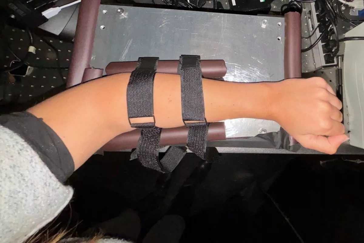 Neinvazivní monitor glukózy týmu MIT začal jako toto zařízení velikosti stolní tiskárny, které trvalo 30 sekund na skenování, ale brzy bude mnohem menší.